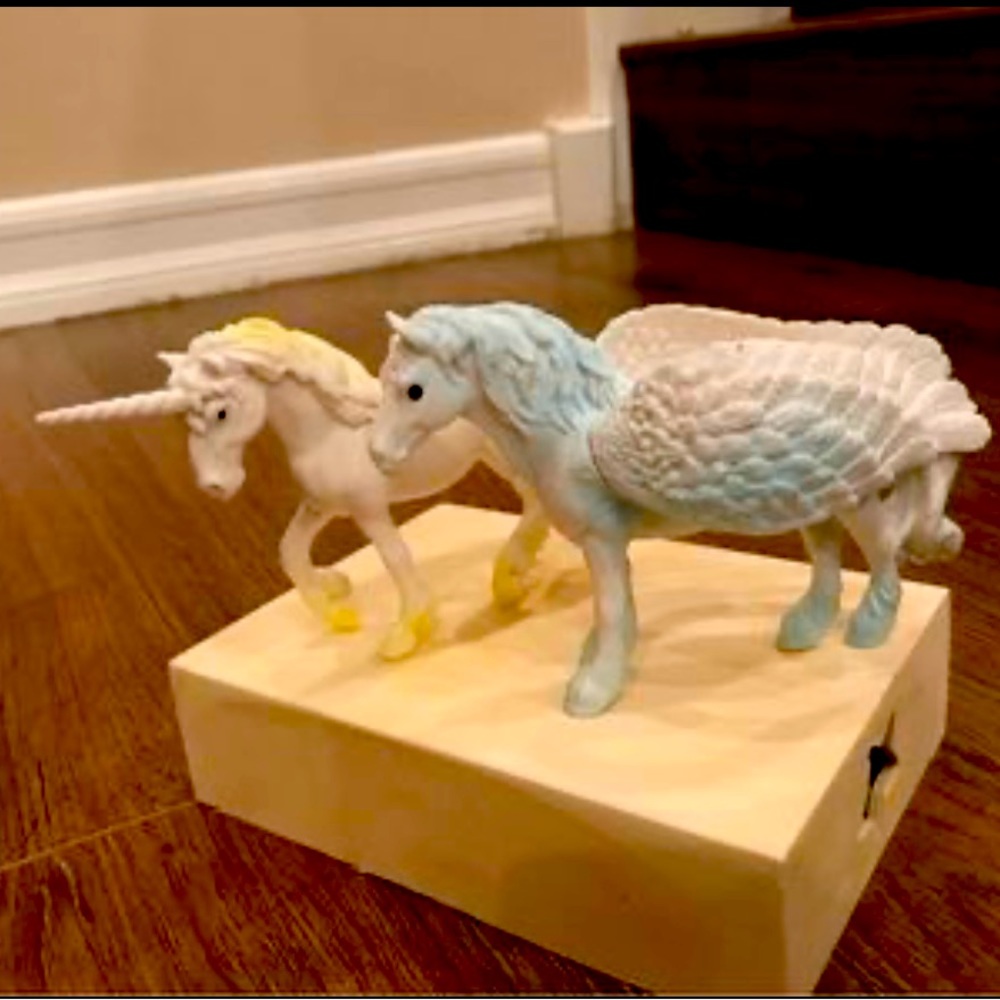 Set of 2 Unicorn animal figures toys with 1 wooden tray